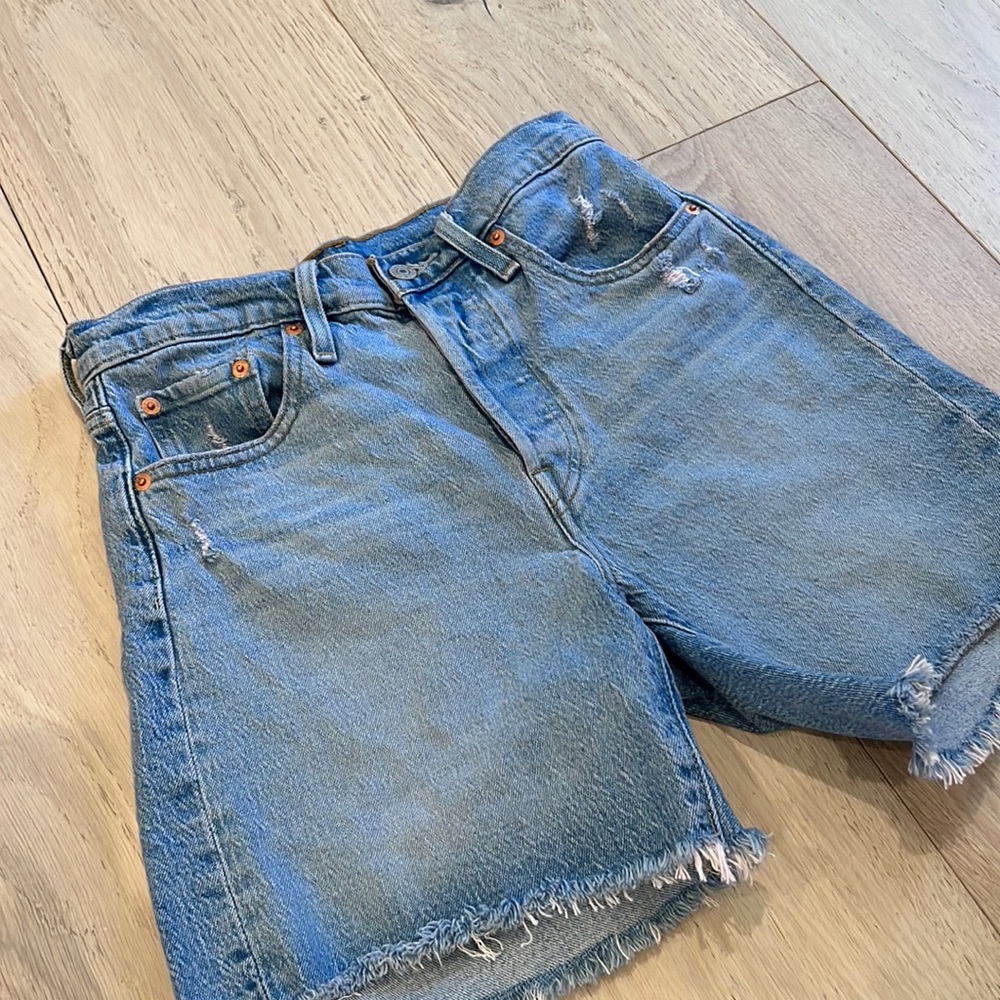 Levi’s 501 Button Fly Frayed Denim Shorts in Size 25 - Picture 4 of 12